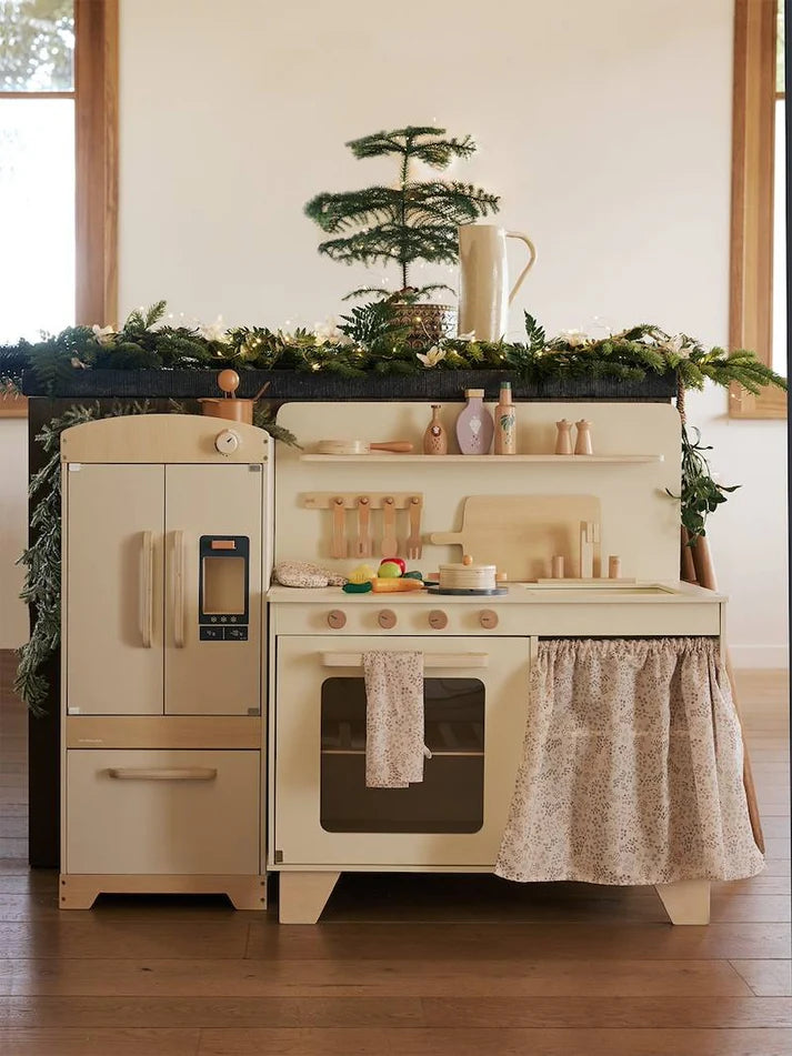 Fitted kitchen with curtain