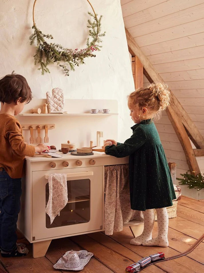 Fitted kitchen with curtain